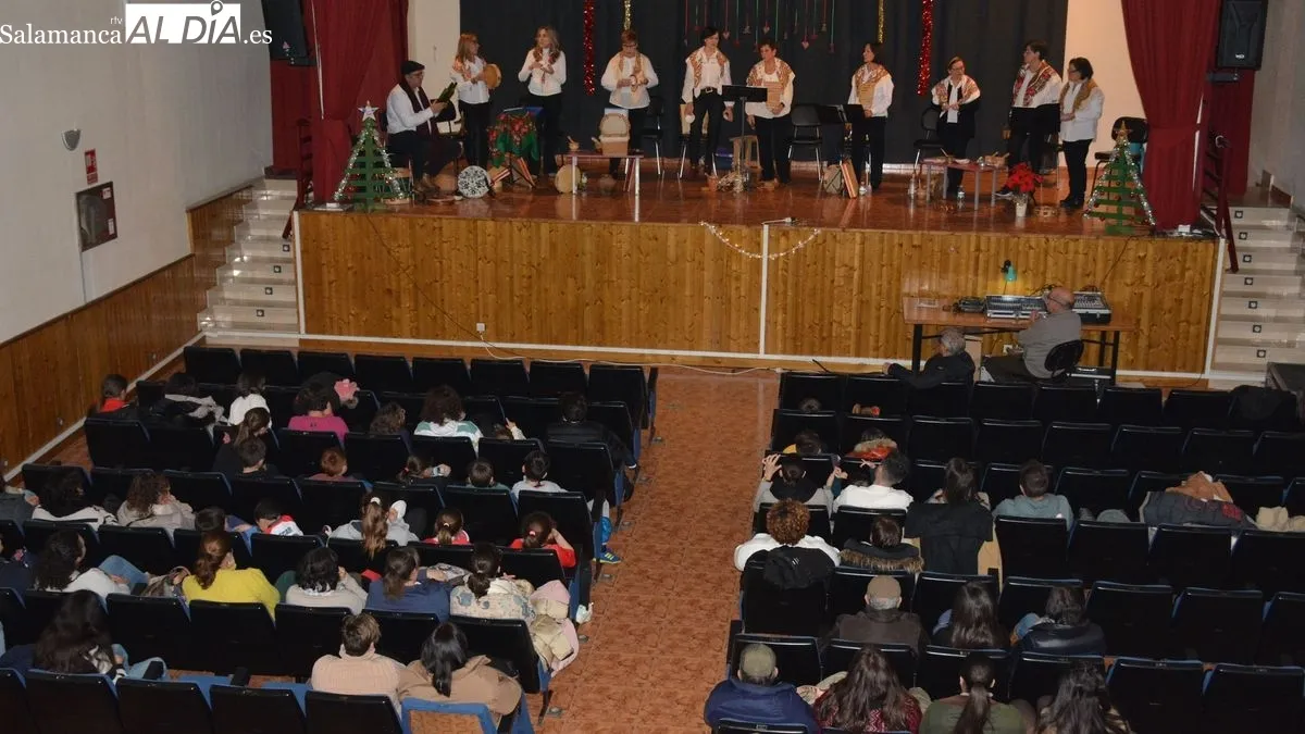 Foto 8 - Lumbrales continua celebrando la Navidad con un concierto de villancicos y el I Concurso de Bollo Navide&ntilde;o
