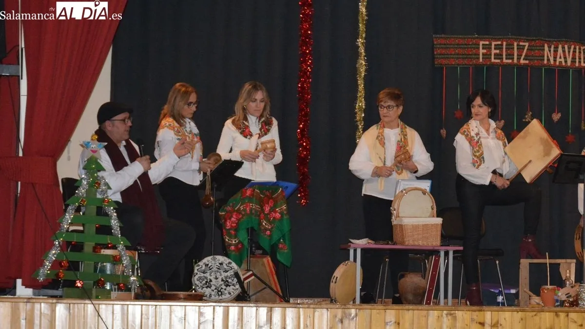 Foto 6 - Lumbrales continua celebrando la Navidad con un concierto de villancicos y el I Concurso de Bollo Navide&ntilde;o