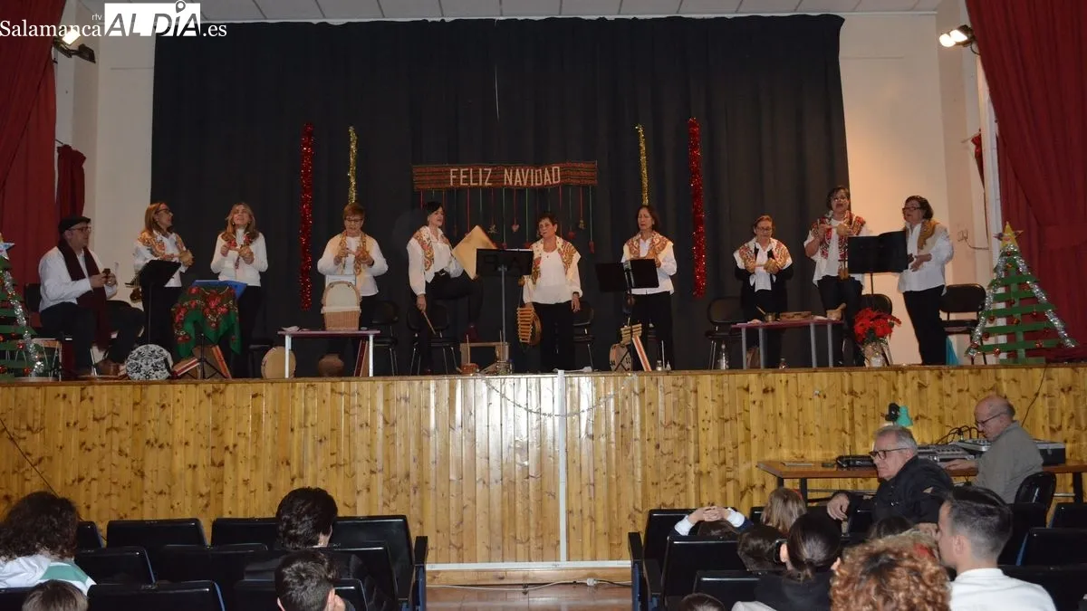 Foto 5 - Lumbrales continua celebrando la Navidad con un concierto de villancicos y el I Concurso de Bollo Navide&ntilde;o
