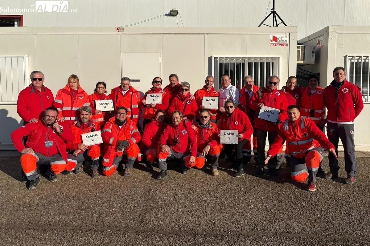 Paco (1º izda arrba) y Paqui ( 2ª abajo dcha) con el voluntariado de Cruz Roja en Valencia