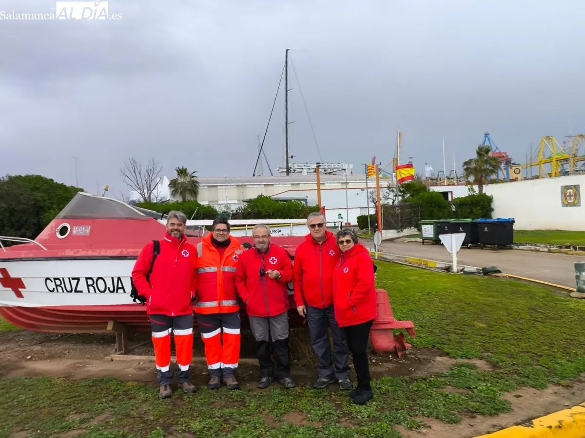 Paco y Paqui, a la derecha junto a voluntariado en Valencia