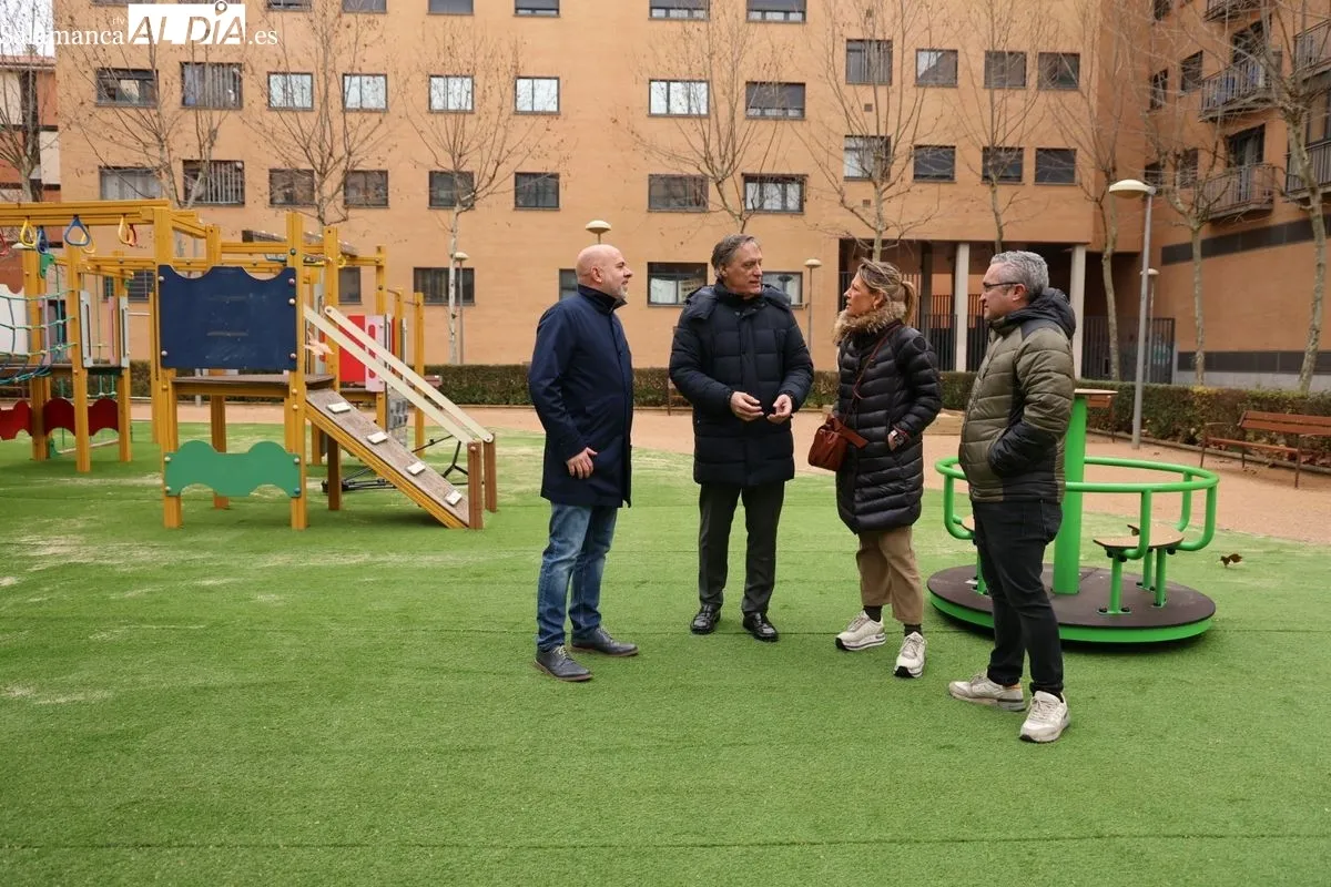 Plaza de Robert Schuman visitada hoy por el alcalde de Salamanca, Carlos García Carbayo, en el barrio del Zurguén. Foto de David Sañudo