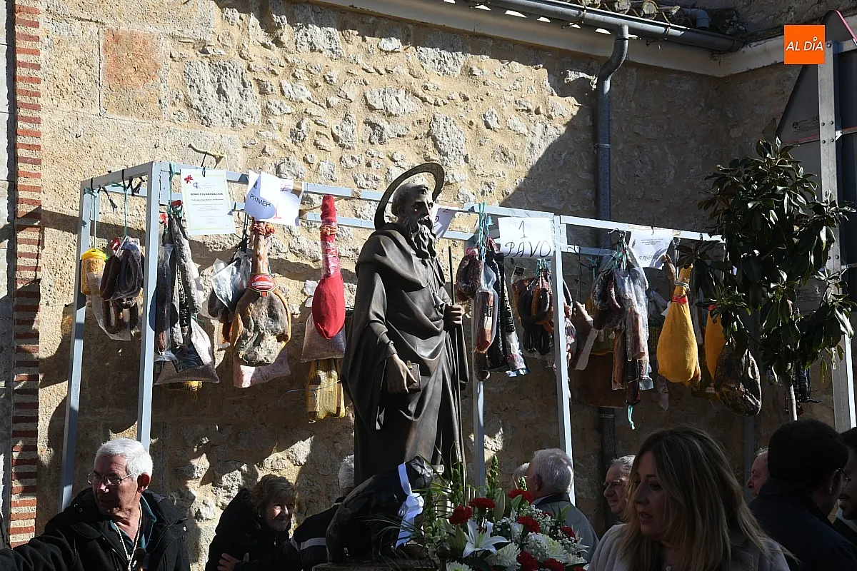Foto 3 - San Ant&oacute;n recorre las calles del Arrabal del Puente bendiciendo a varios animales