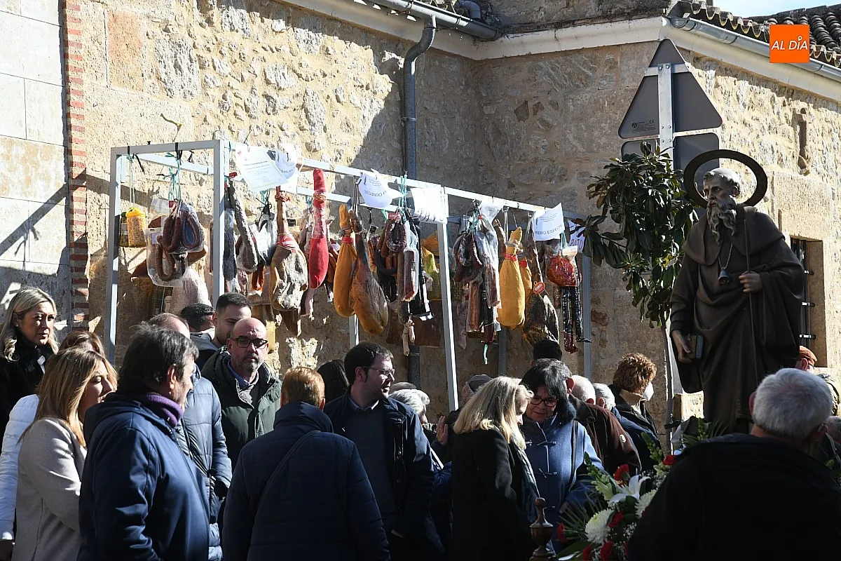 Foto 4 - San Ant&oacute;n recorre las calles del Arrabal del Puente bendiciendo a varios animales