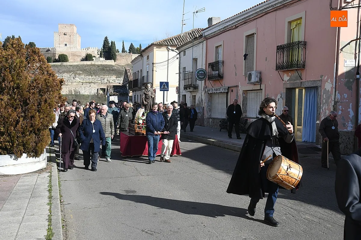 Foto 7 - San Ant&oacute;n recorre las calles del Arrabal del Puente bendiciendo a varios animales