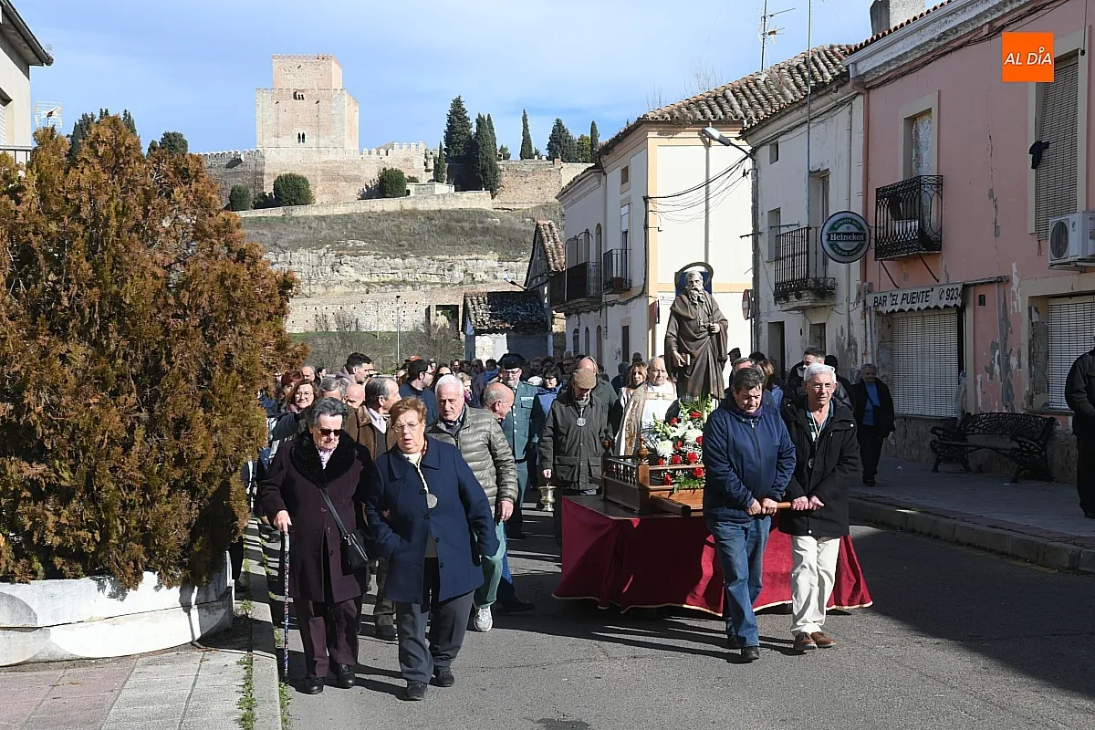 Foto 8 - San Ant&oacute;n recorre las calles del Arrabal del Puente bendiciendo a varios animales