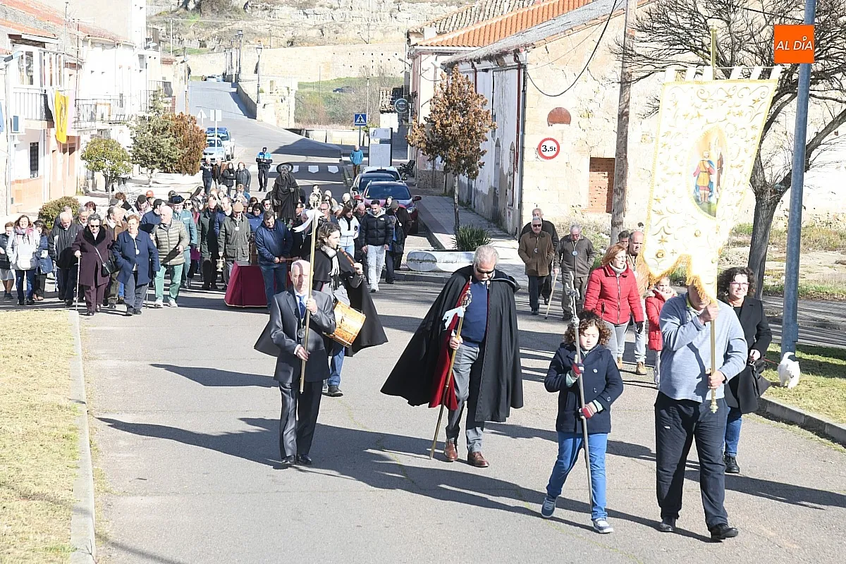 Foto 10 - San Ant&oacute;n recorre las calles del Arrabal del Puente bendiciendo a varios animales