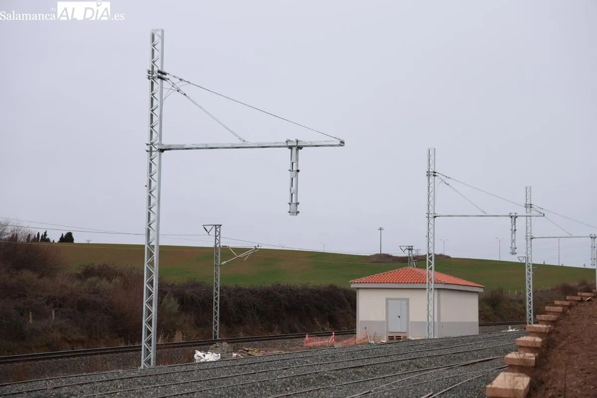 El alcalde de Salamanca, Carlos García Carbayo, y el consejero de Movilidad y Transformación Digital de la Junta de Castilla y León, José Luis Sanz, visitan las instalaciones del Puerto Seco. Foto de David Sañudo