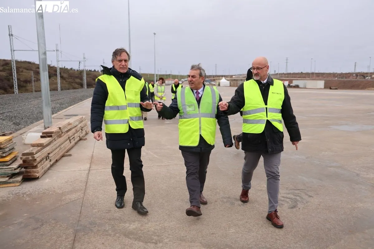 El alcalde de Salamanca, Carlos García Carbayo, y el consejero de Movilidad y Transformación Digital de la Junta de Castilla y León, José Luis Sanz, visitan las instalaciones del Puerto Seco. Foto de David Sañudo
