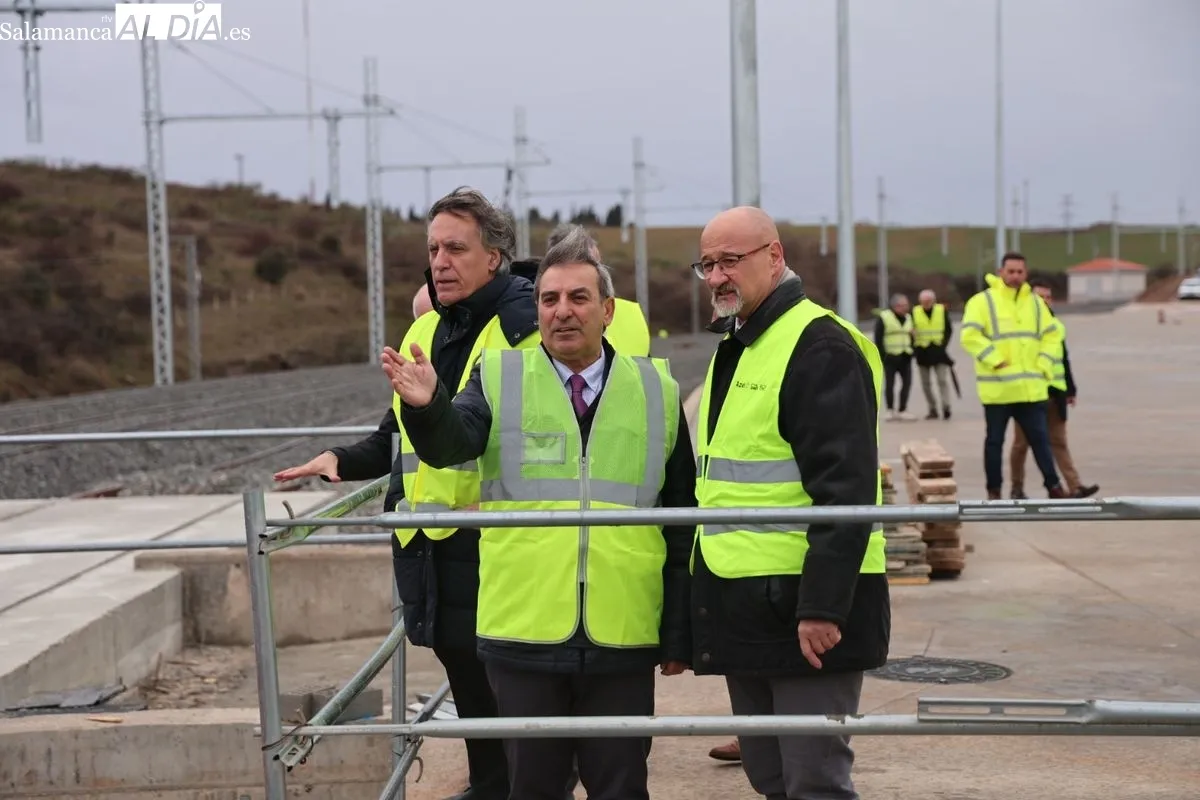 El alcalde de Salamanca, Carlos García Carbayo, y el consejero de Movilidad y Transformación Digital de la Junta de Castilla y León, José Luis Sanz, visitan las instalaciones del Puerto Seco. Foto de David Sañudo