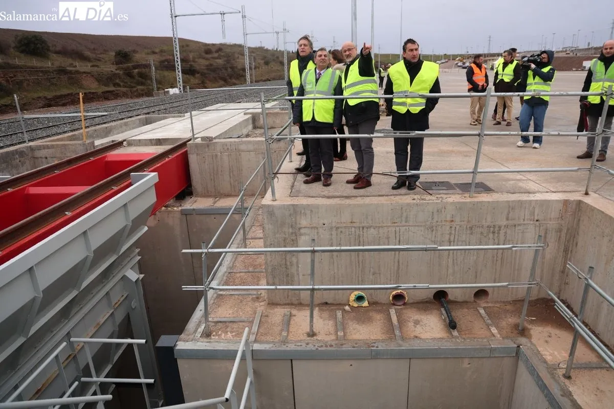 El alcalde de Salamanca, Carlos García Carbayo, y el consejero de Movilidad y Transformación Digital de la Junta de Castilla y León, José Luis Sanz, visitan las instalaciones del Puerto Seco. Foto de David Sañudo