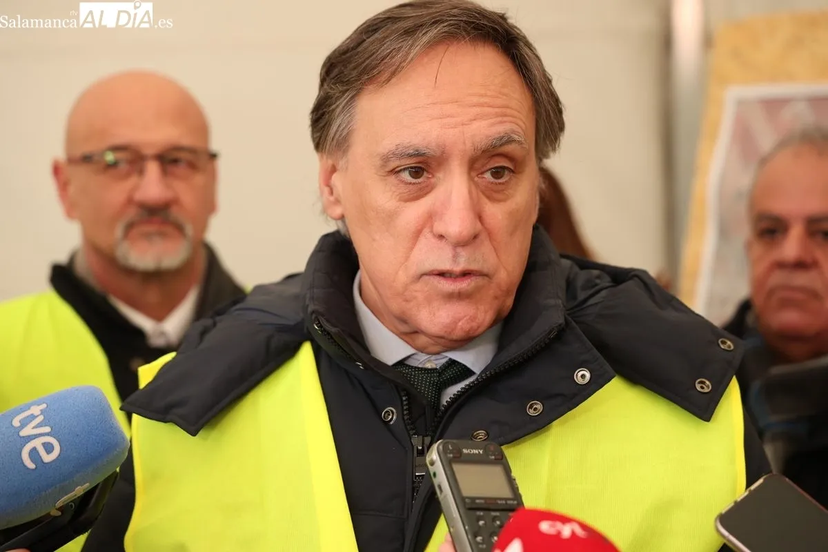 El alcalde de Salamanca, Carlos García Carbayo, y el consejero de Movilidad y Transformación Digital de la Junta de Castilla y León, José Luis Sanz, visitan las instalaciones del Puerto Seco. Foto de David Sañudo