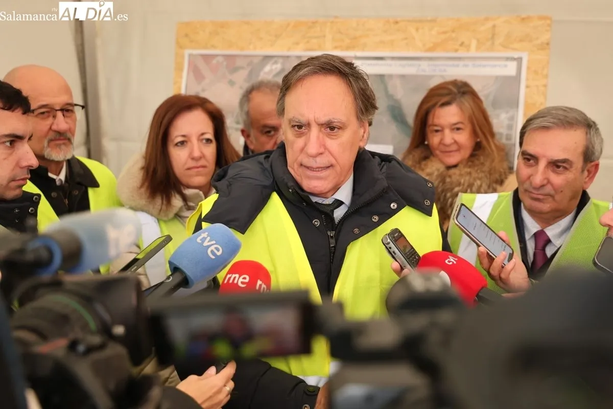 El alcalde de Salamanca, Carlos García Carbayo, y el consejero de Movilidad y Transformación Digital de la Junta de Castilla y León, José Luis Sanz, visitan las instalaciones del Puerto Seco. Foto de David Sañudo