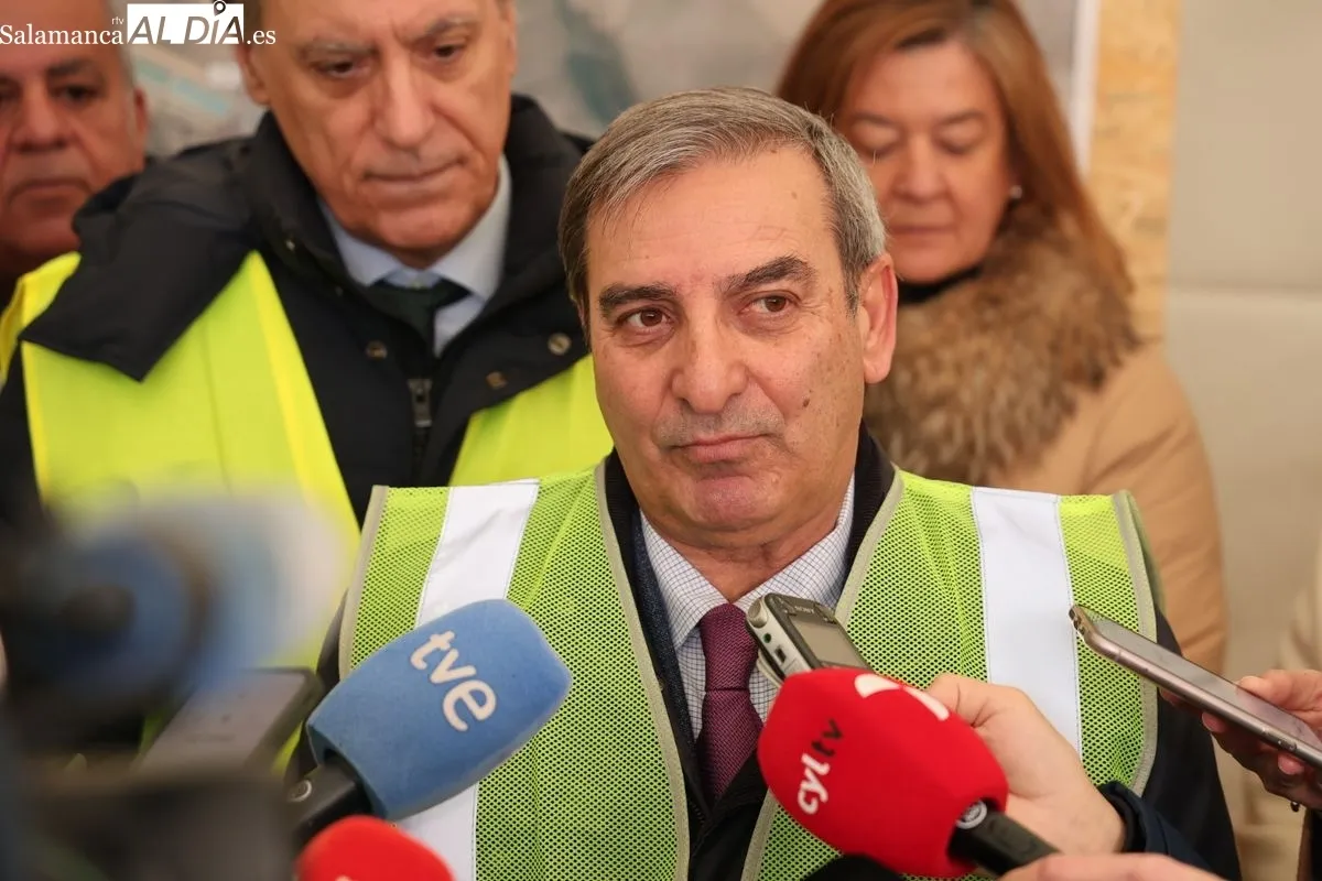 El alcalde de Salamanca, Carlos García Carbayo, y el consejero de Movilidad y Transformación Digital de la Junta de Castilla y León, José Luis Sanz, visitan las instalaciones del Puerto Seco. Foto de David Sañudo