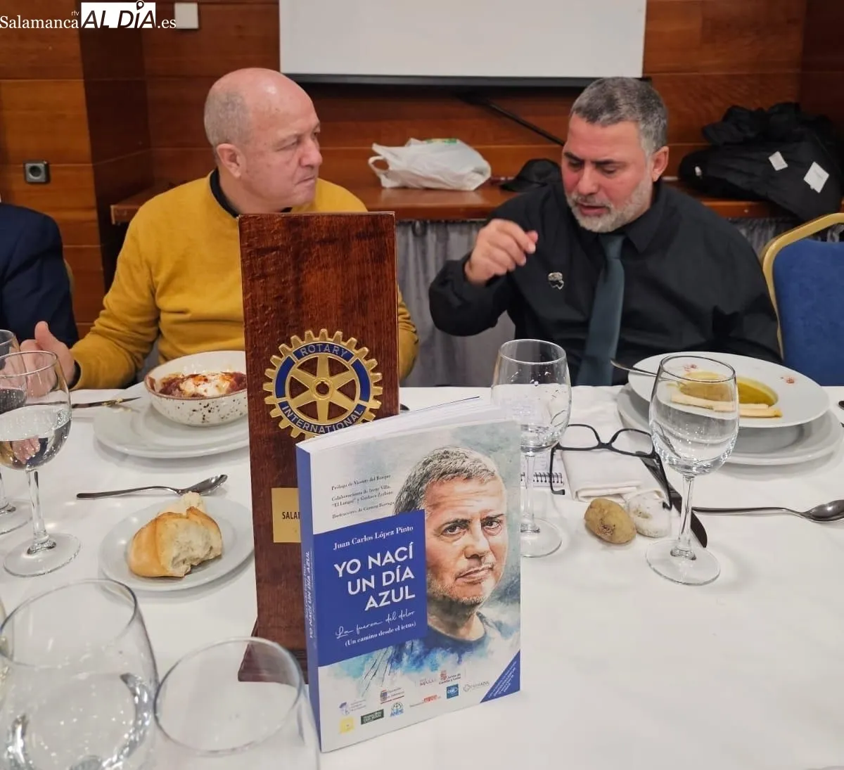 El Rotary Club Salamanca Plaza Mayor acogía la presentación del libro  'Yo nací un día azul'
