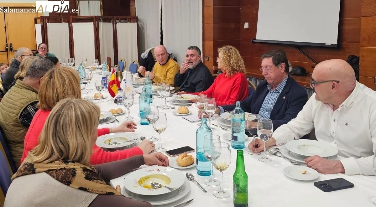 El Rotary Club Salamanca Plaza Mayor acogía la presentación del libro  'Yo nací un día azul'