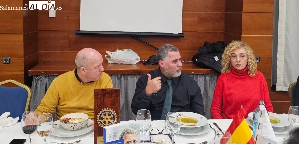 El Rotary Club Salamanca Plaza Mayor acogía la presentación del libro  'Yo nací un día azul'