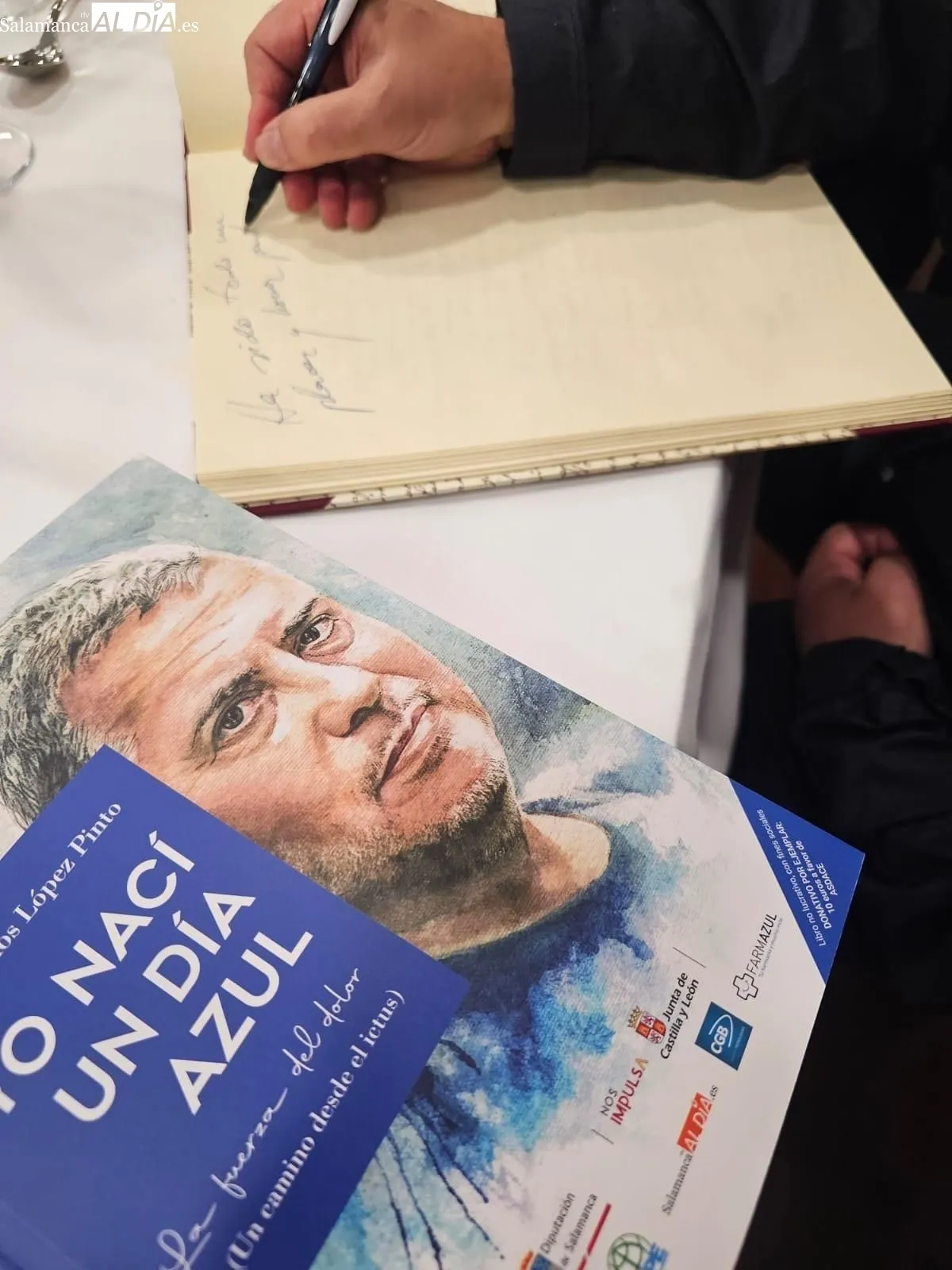 El Rotary Club Salamanca Plaza Mayor acogía la presentación del libro  'Yo nací un día azul'