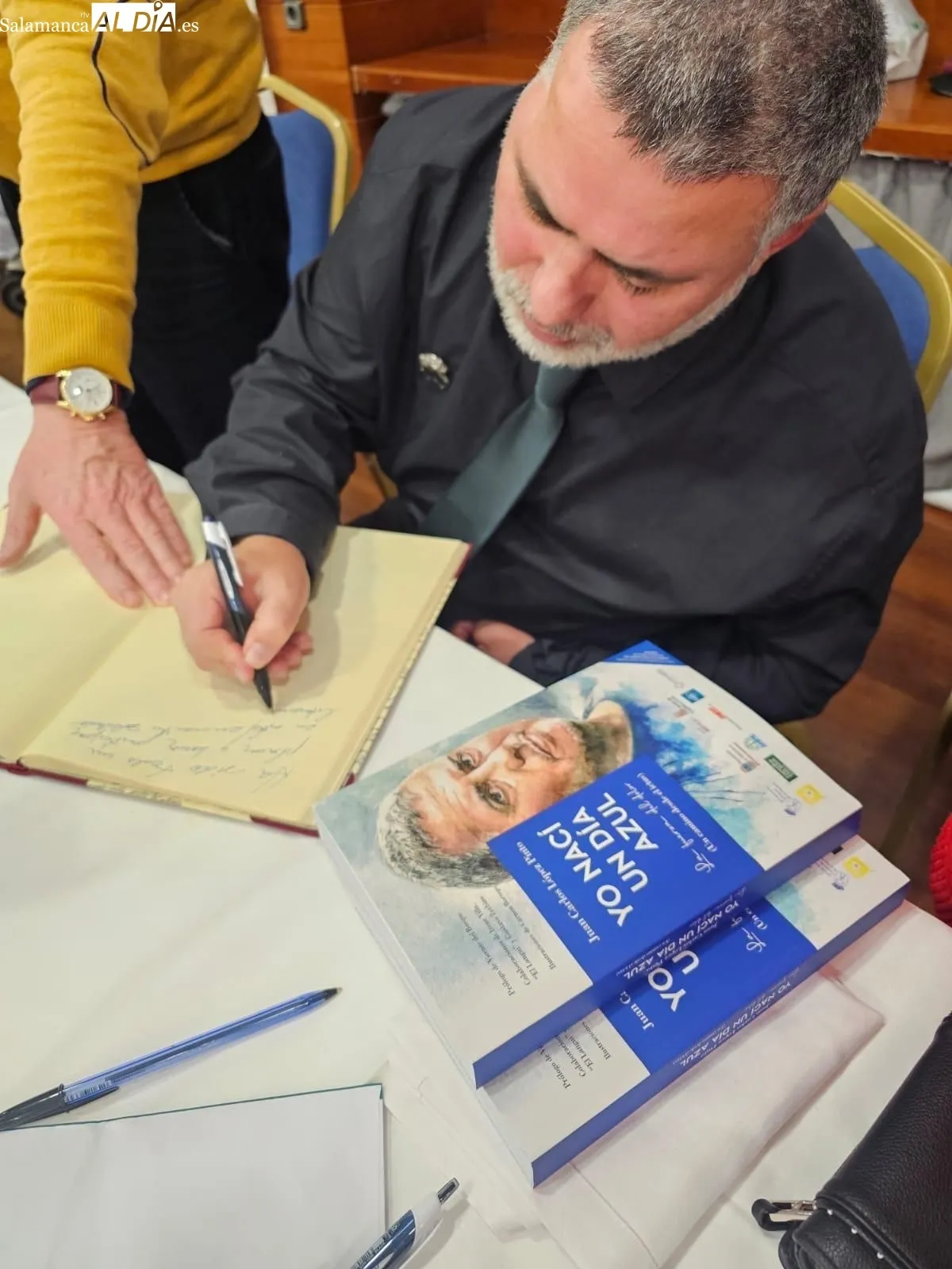 El Rotary Club Salamanca Plaza Mayor acogía la presentación del libro  'Yo nací un día azul'