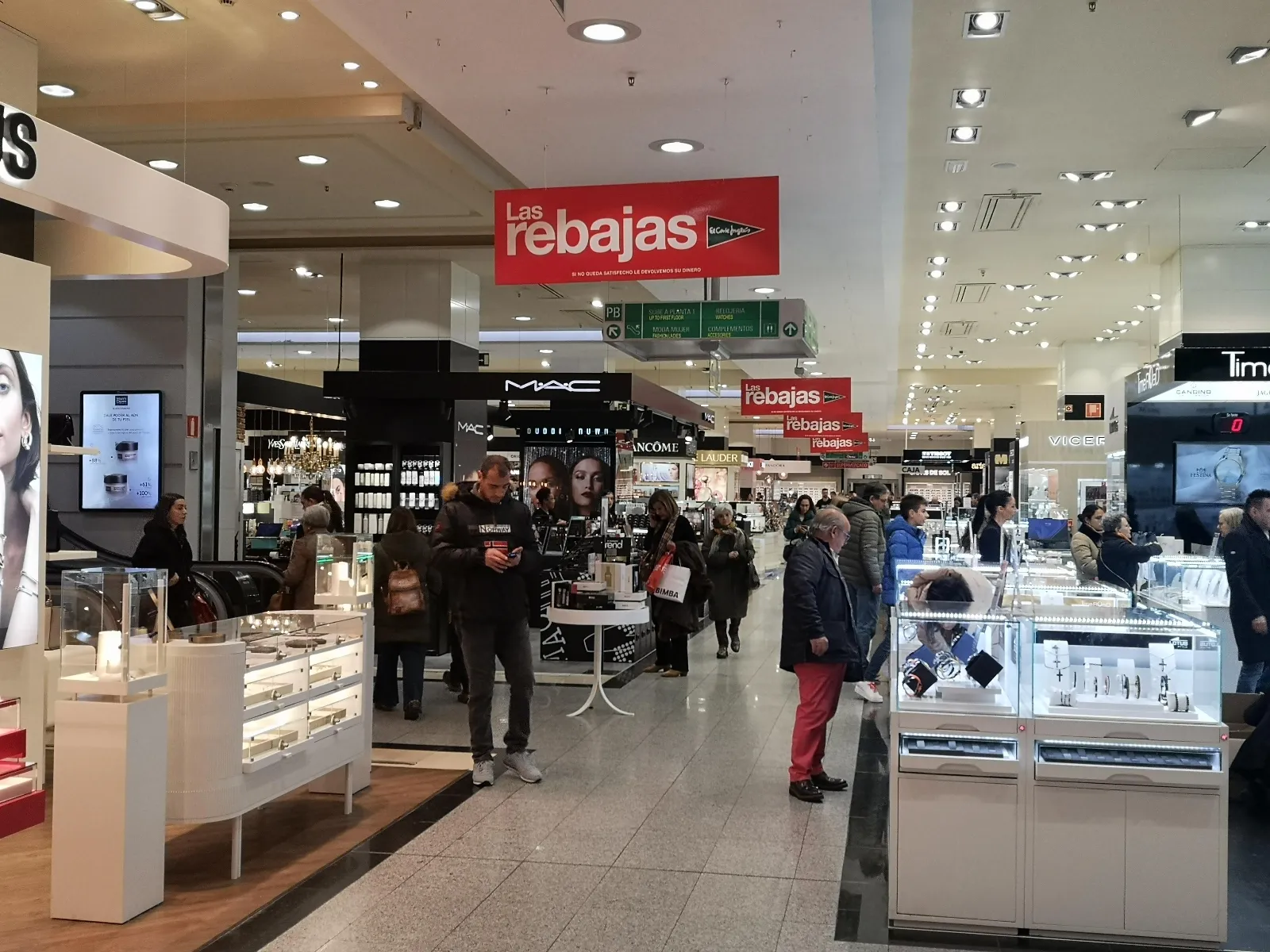 Primera jornada de las rebajas de invierno en El Corte Inglés de Salamanca