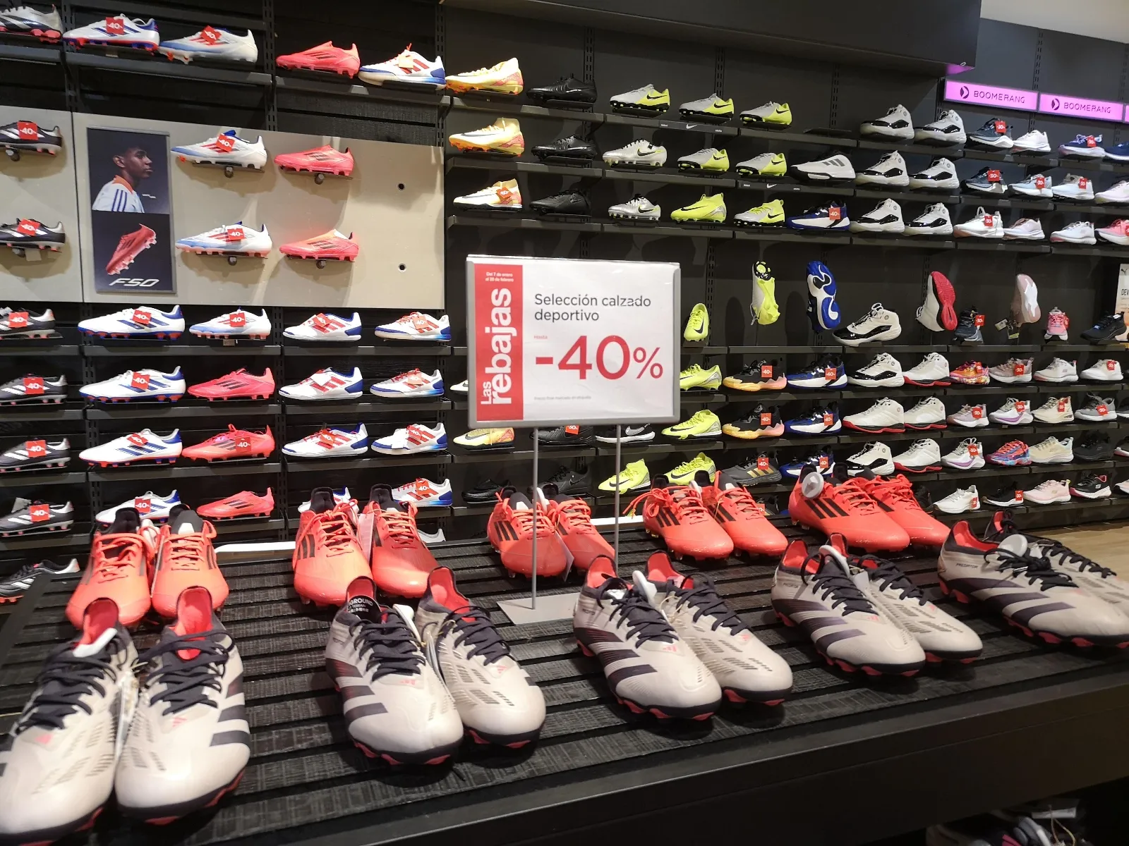 Primera jornada de las rebajas de invierno en El Corte Inglés de Salamanca