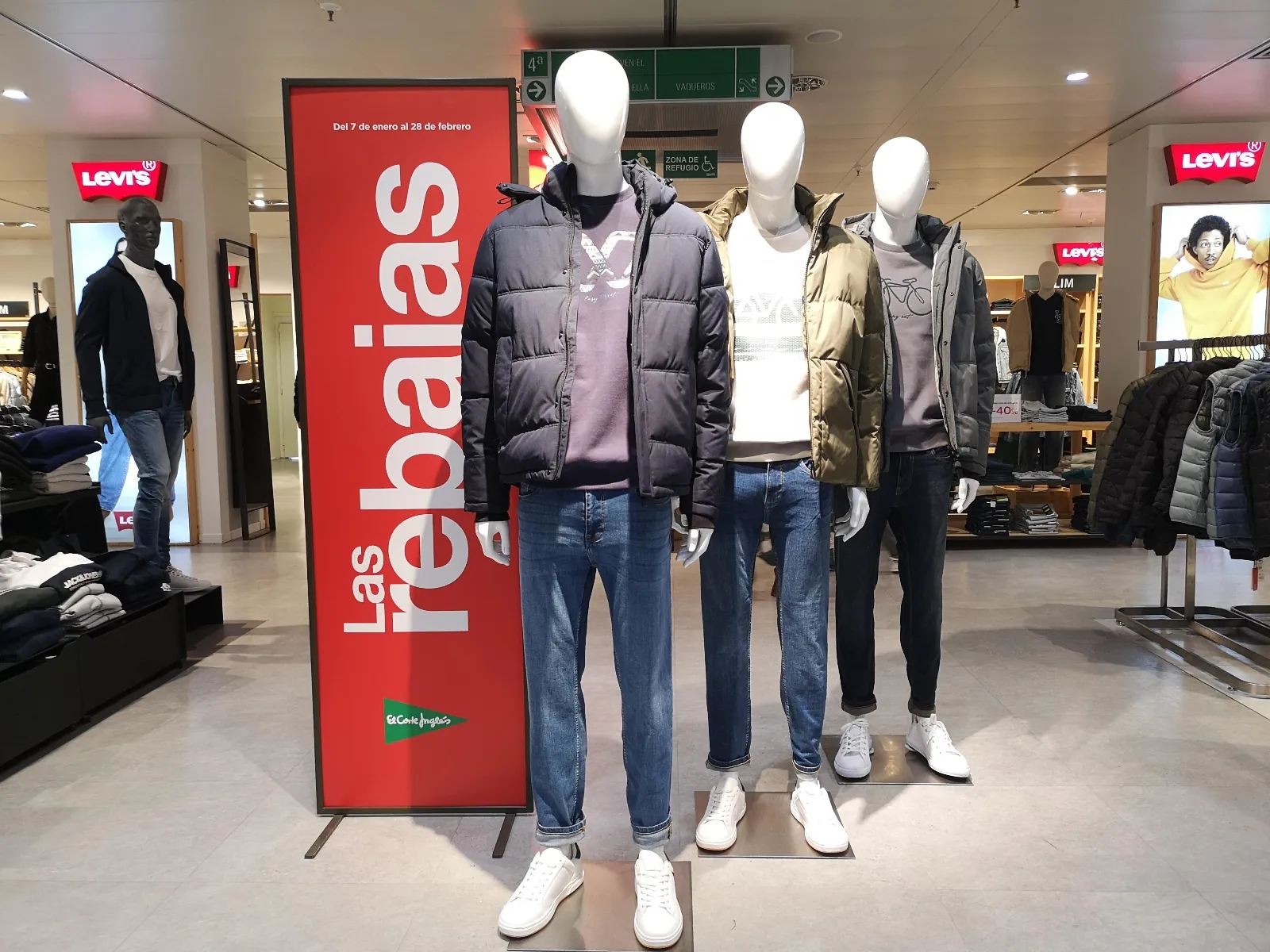 Primera jornada de las rebajas de invierno en El Corte Inglés de Salamanca