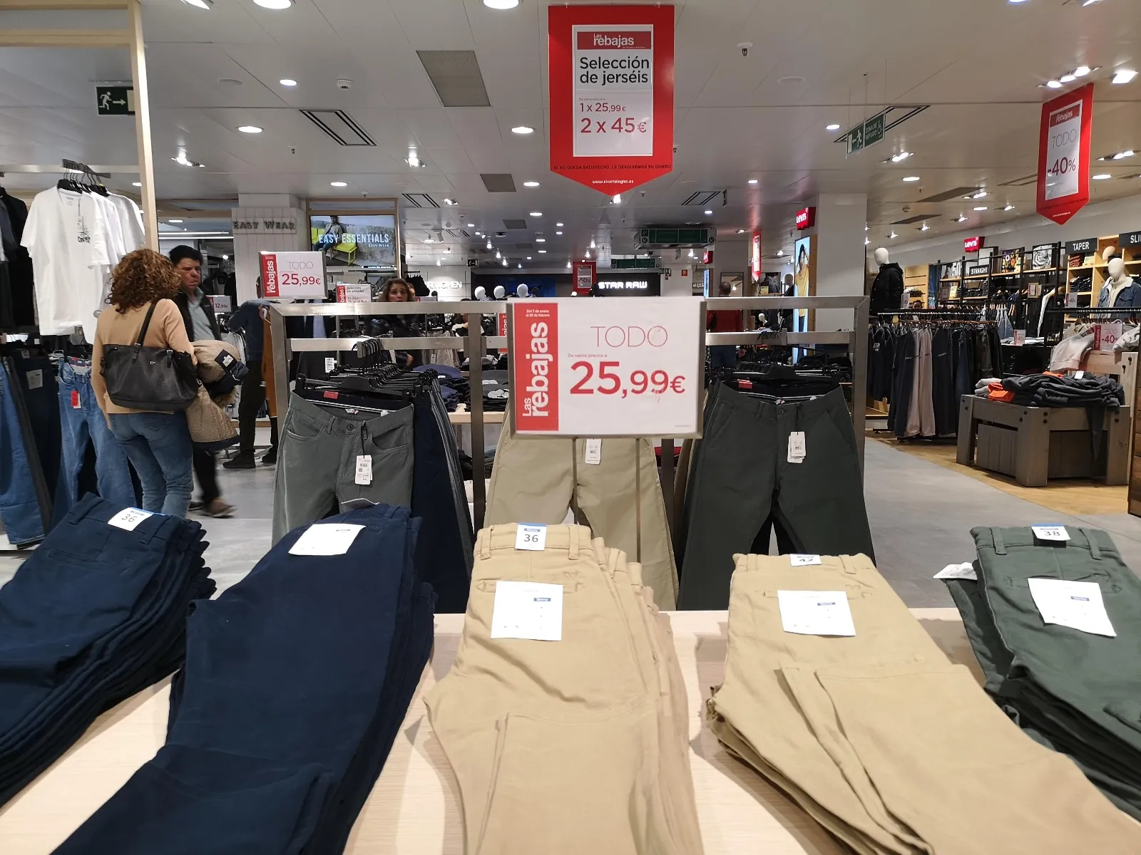 Primera jornada de las rebajas de invierno en El Corte Inglés de Salamanca