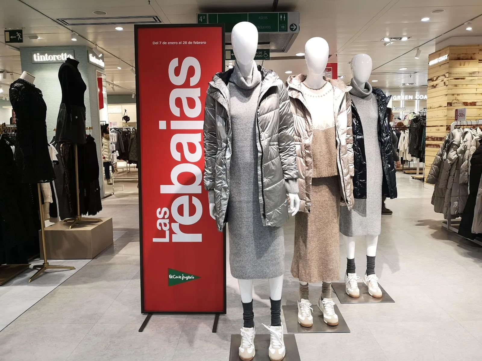 Primera jornada de las rebajas de invierno en El Corte Inglés de Salamanca
