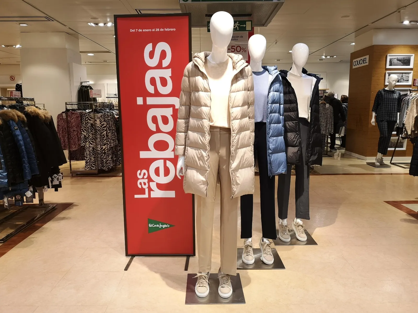 Primera jornada de las rebajas de invierno en El Corte Inglés de Salamanca