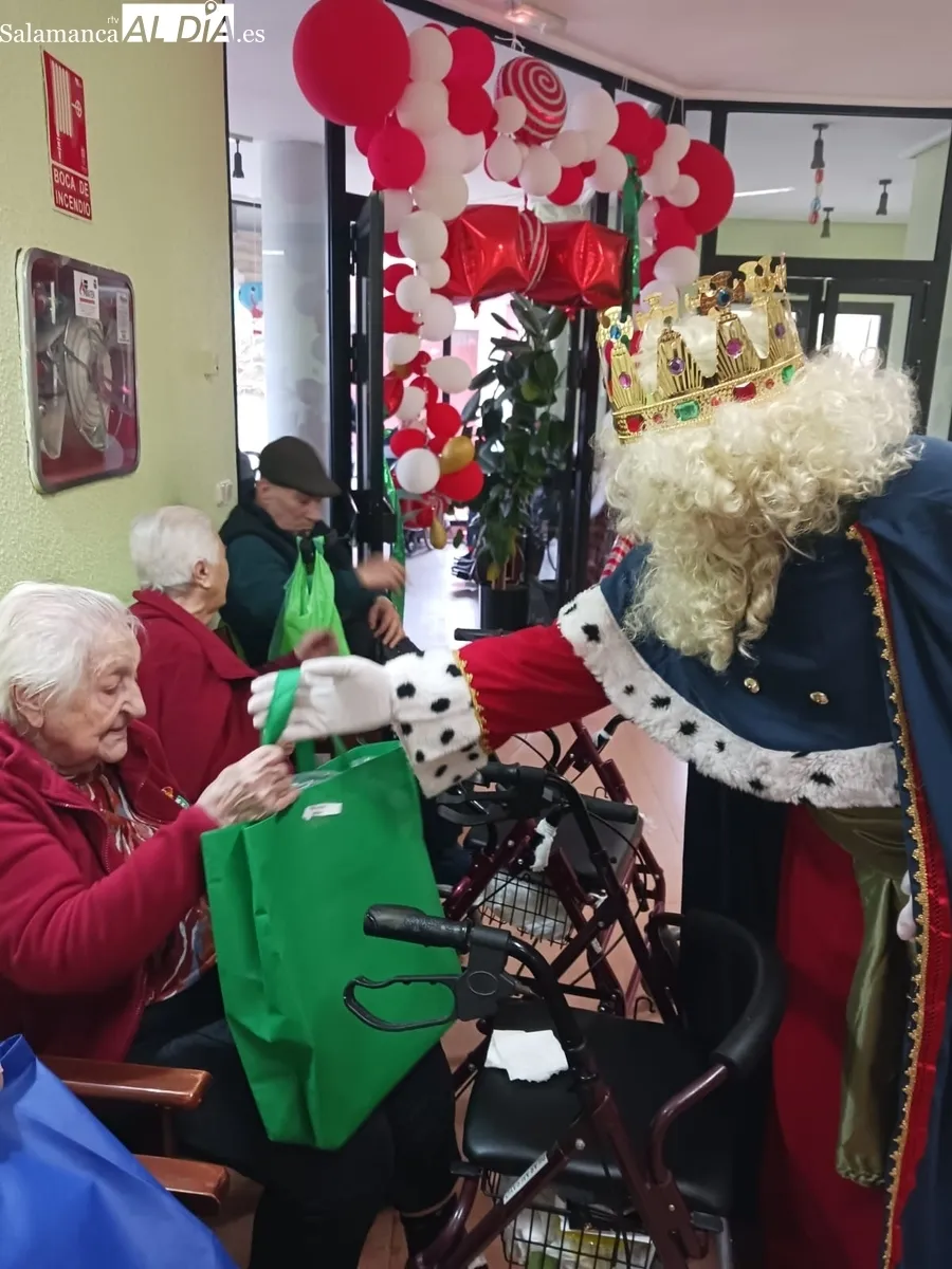 Visita de los Reyes Magos a los mayores de las residencias municipales de Aldeadávila de la Ribera / RRSS ALDEADÁVILA 