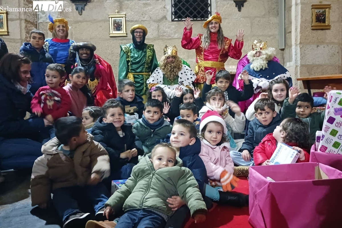 Los Reyes Magos dejan sus regalos a pequeños y mayores en Aldeadávila 