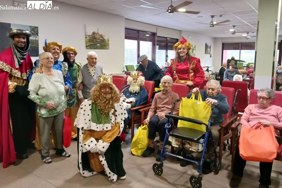 Visita de los Reyes Magos a los mayores de las residencias municipales de Aldeadávila de la Ribera / RRSS ALDEADÁVILA 