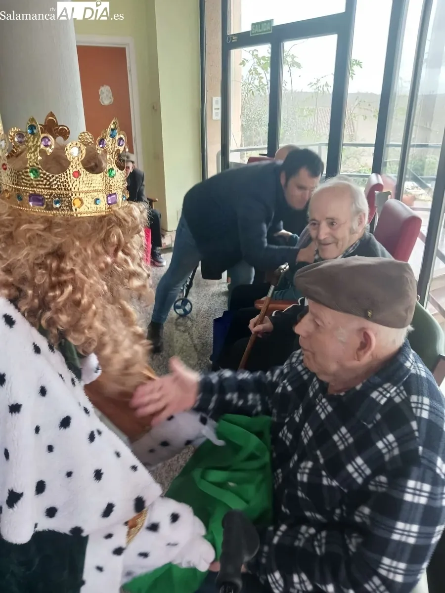 Visita de los Reyes Magos a los mayores de las residencias municipales de Aldeadávila de la Ribera / RRSS ALDEADÁVILA 