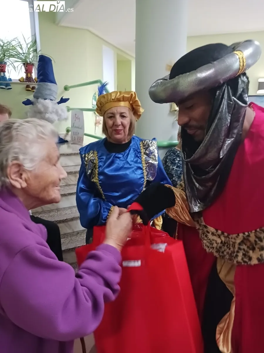 Visita de los Reyes Magos a los mayores de las residencias municipales de Aldeadávila de la Ribera / RRSS ALDEADÁVILA 