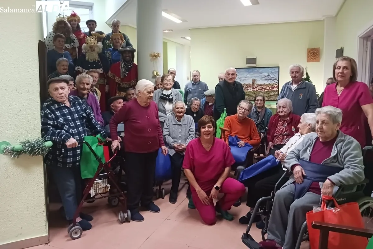 Visita de los Reyes Magos a los mayores de las residencias municipales de Aldeadávila de la Ribera / RRSS ALDEADÁVILA 