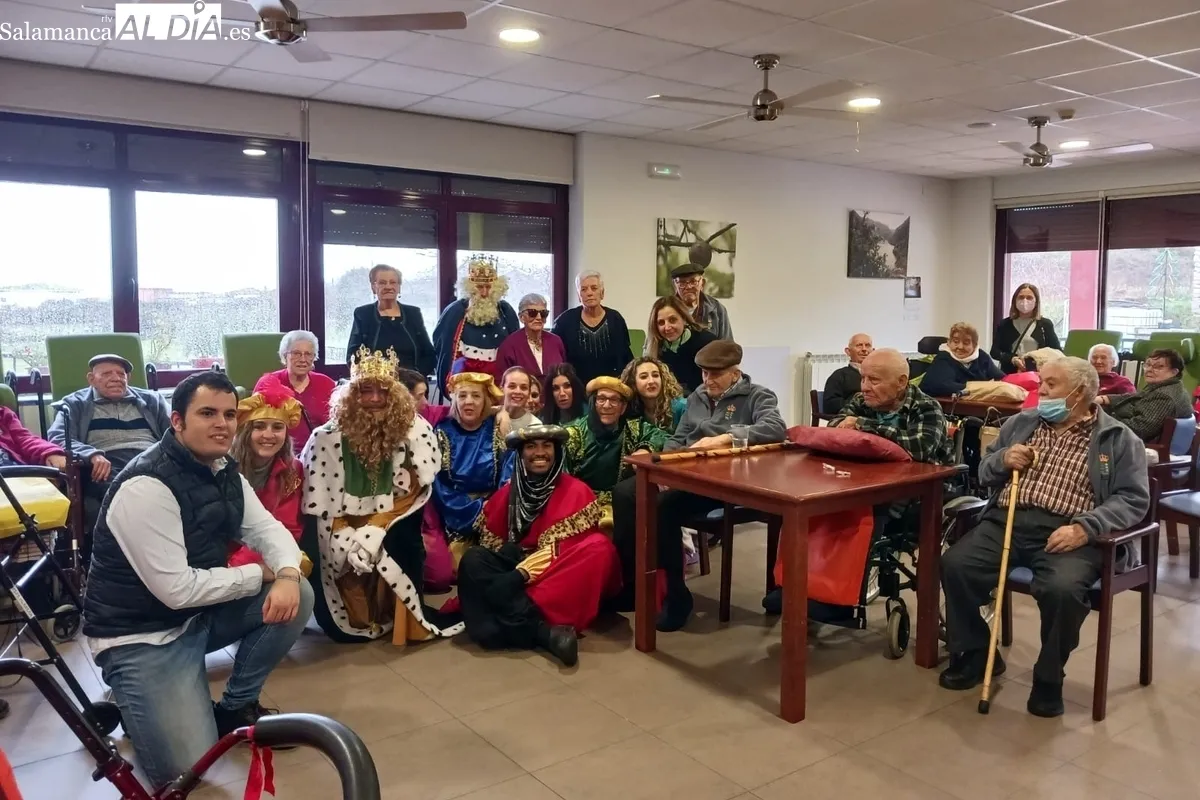 Visita de los Reyes Magos a los mayores de las residencias municipales de Aldeadávila de la Ribera / RRSS ALDEADÁVILA 