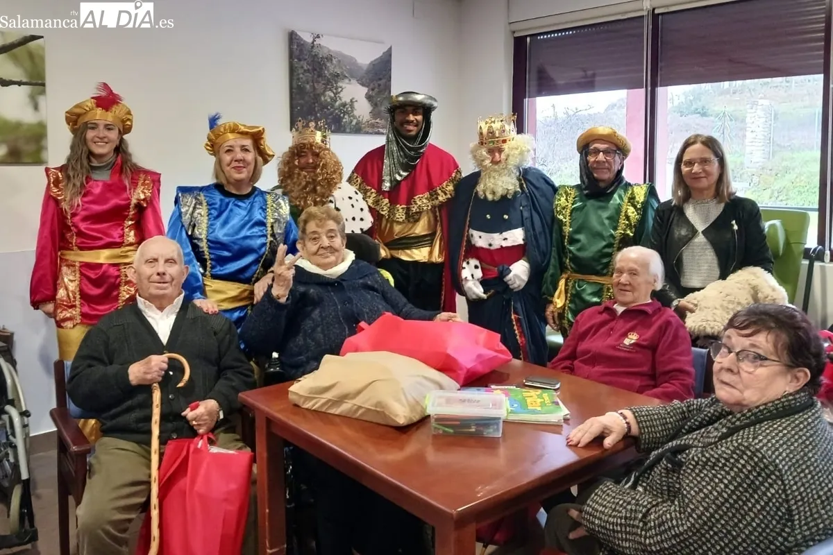 Visita de los Reyes Magos a los mayores de las residencias municipales de Aldeadávila de la Ribera / RRSS ALDEADÁVILA 