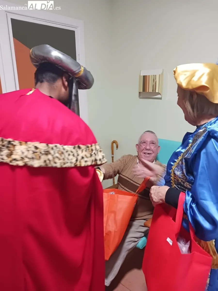 Visita de los Reyes Magos a los mayores de las residencias municipales de Aldeadávila de la Ribera / RRSS ALDEADÁVILA 
