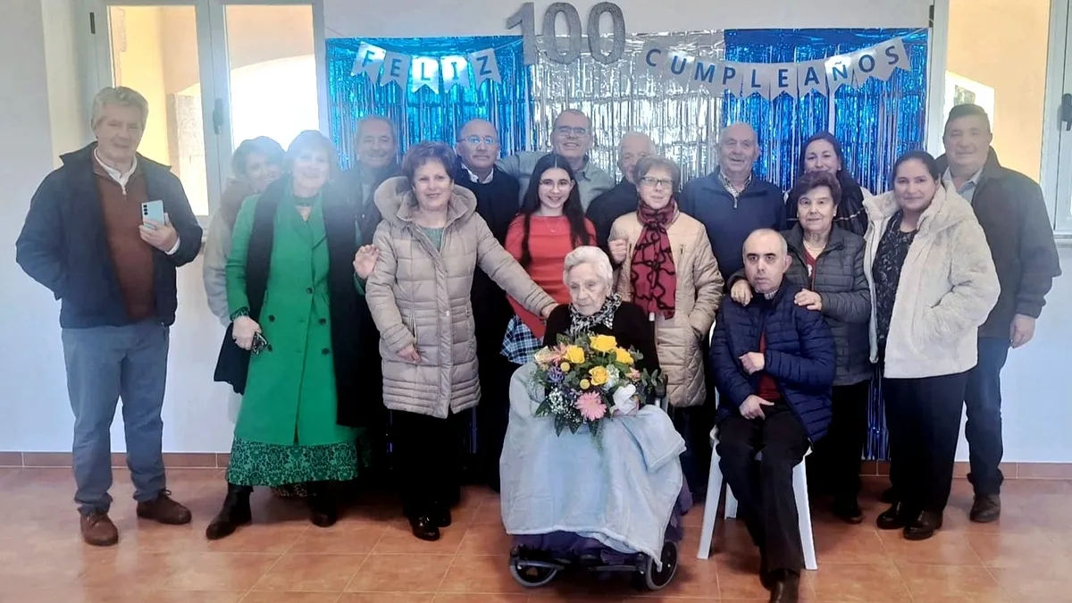 Rosalía Pérez Bernal cumple 100 años en Mieza rodeada de su familia y recibe una placa de manos del alcalde Ismael García 