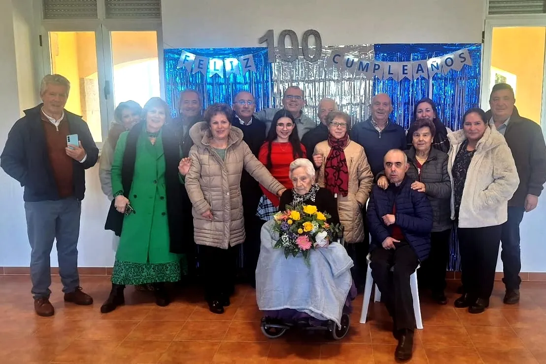 Rosalía Pérez Bernal cumple 100 años en Mieza rodeada de su familia y recibe una placa de manos del alcalde Ismael García 