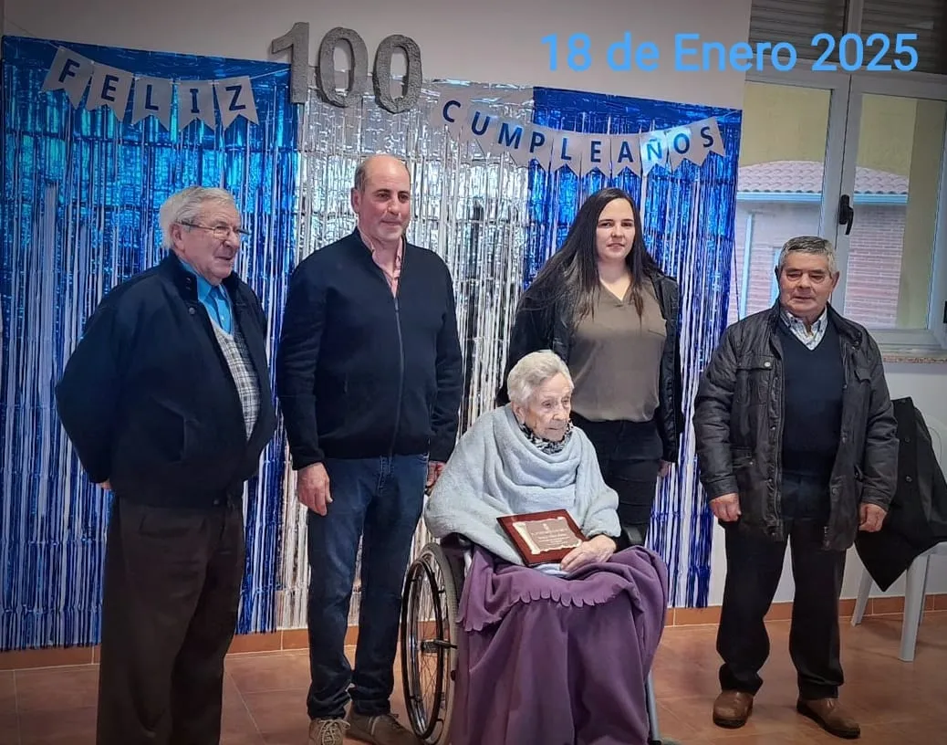 Rosalía Pérez Bernal cumple 100 años en Mieza rodeada de su familia y recibe una placa de manos del alcalde Ismael García 