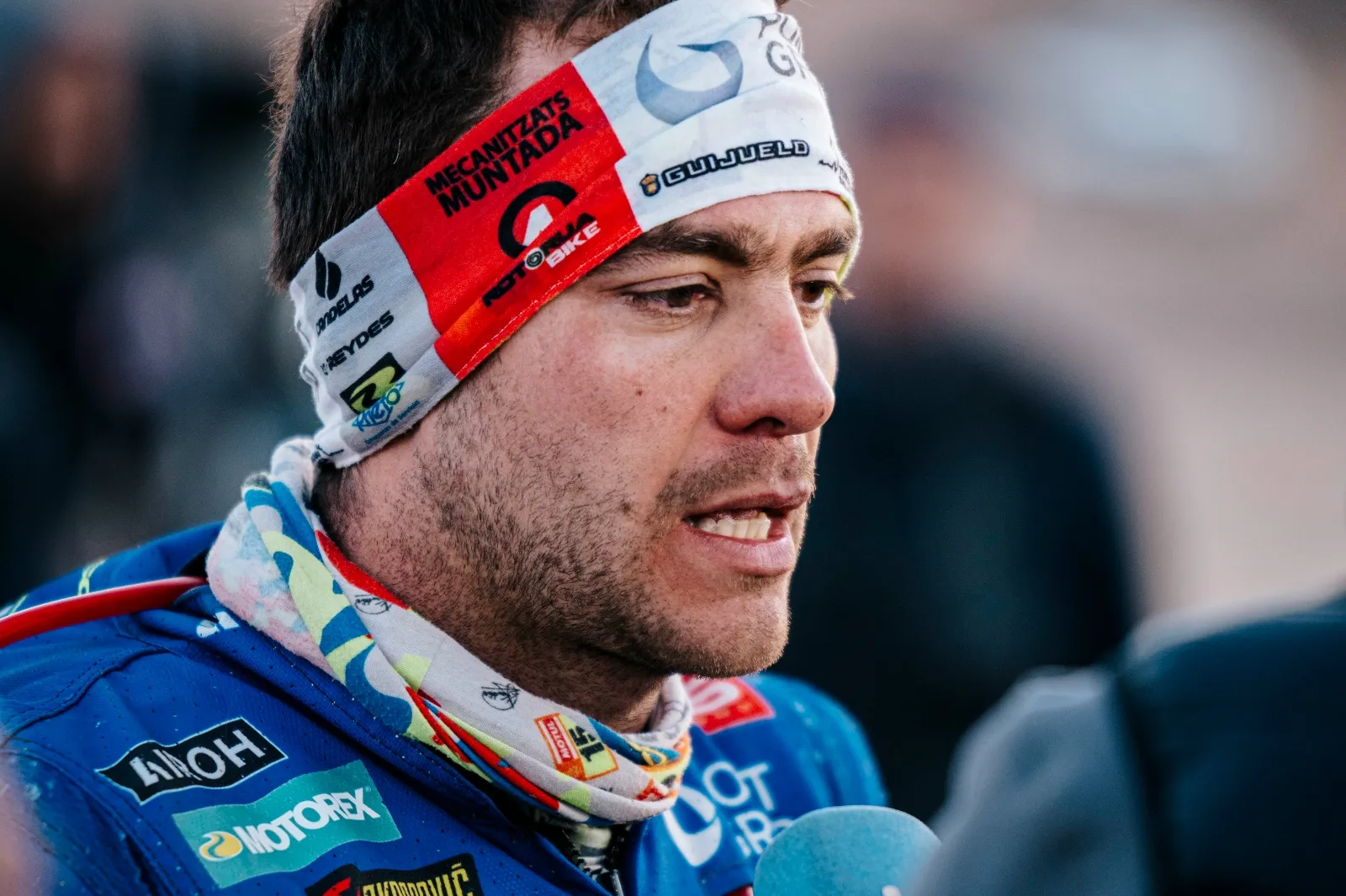 Lorenzo Santolino atiende a los medios tras su victoria de etapa en el Dakar. Foto Dakar