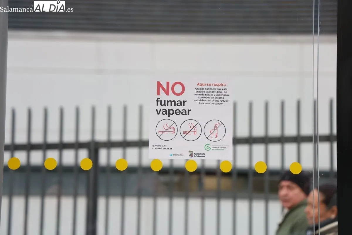 Presentación de esta campaña de espacios sin humo frente al Hospital de Salamanca. Foto de David Sañudo
