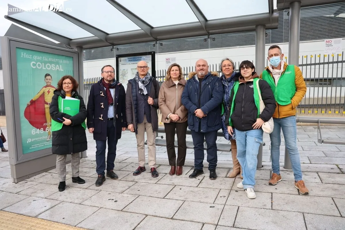 Presentación de esta campaña de espacios sin humo frente al Hospital de Salamanca. Foto de David Sañudo