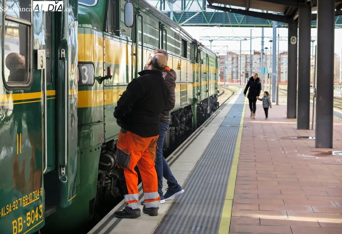 Tren histórico de los años 60 en la estación de Salamanca. Foto de Manuel Lamas
