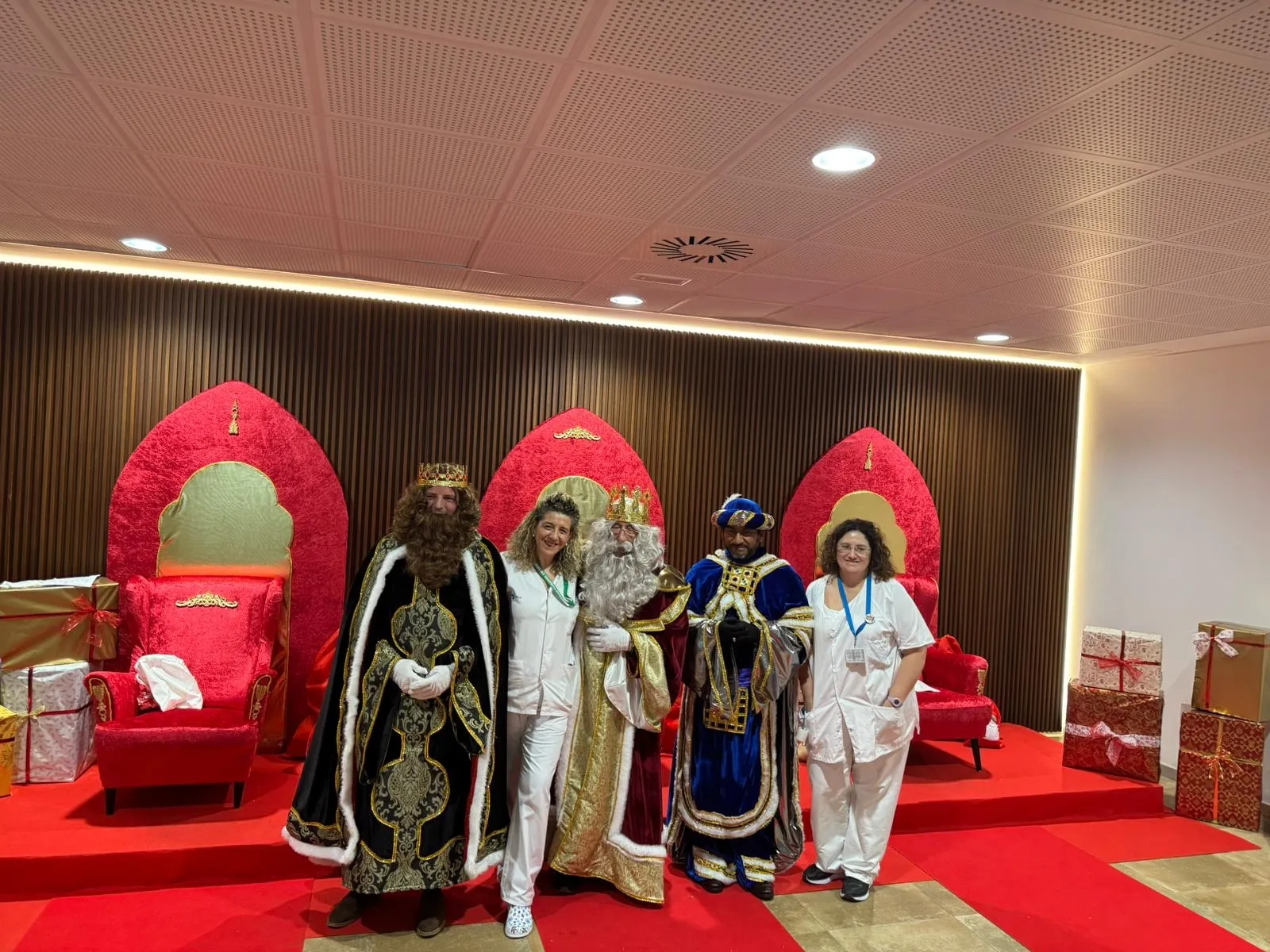 Foto 2 - Los Reyes Magos visitan el Hospital de Salamanca