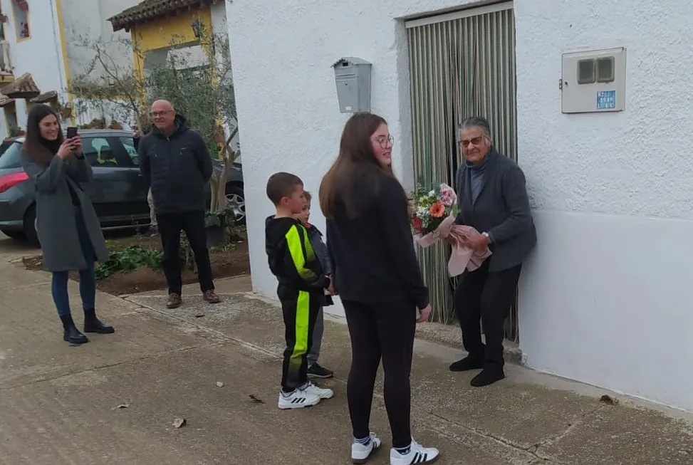Foto 2 - La Asociaci&oacute;n de Vecinos de &Aacute;gueda comienza el a&ntilde;o homenajeando a su vecina m&aacute;s longeva.