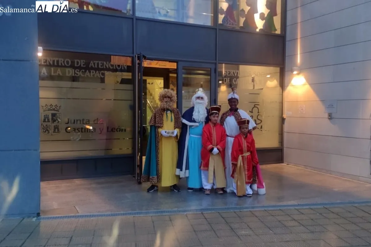 Los reyes Magos llegaron a Vitigudino a sendos coches oficiales en lugar de hacerlo en carroza debido a la lluvia / CORRAL 
