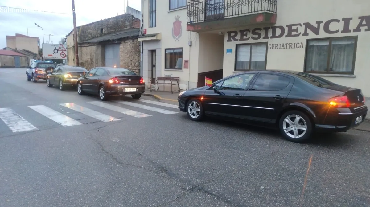 Los reyes Magos llegaron a Vitigudino a sendos coches oficiales en lugar de hacerlo en carroza debido a la lluvia / CORRAL 