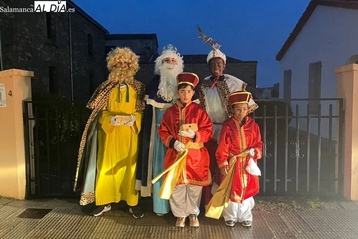 Los reyes Magos llegaron a Vitigudino a sendos coches oficiales en lugar de hacerlo en carroza debido a la lluvia / CORRAL 